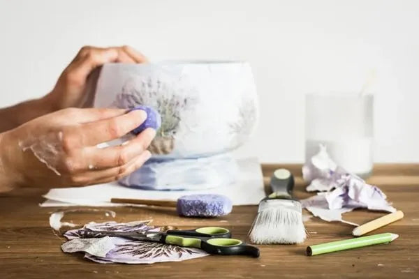 Τεχνική Decoupage: Τι είναι και πώς να τη δημιουργήσετε βήμα-βήμα