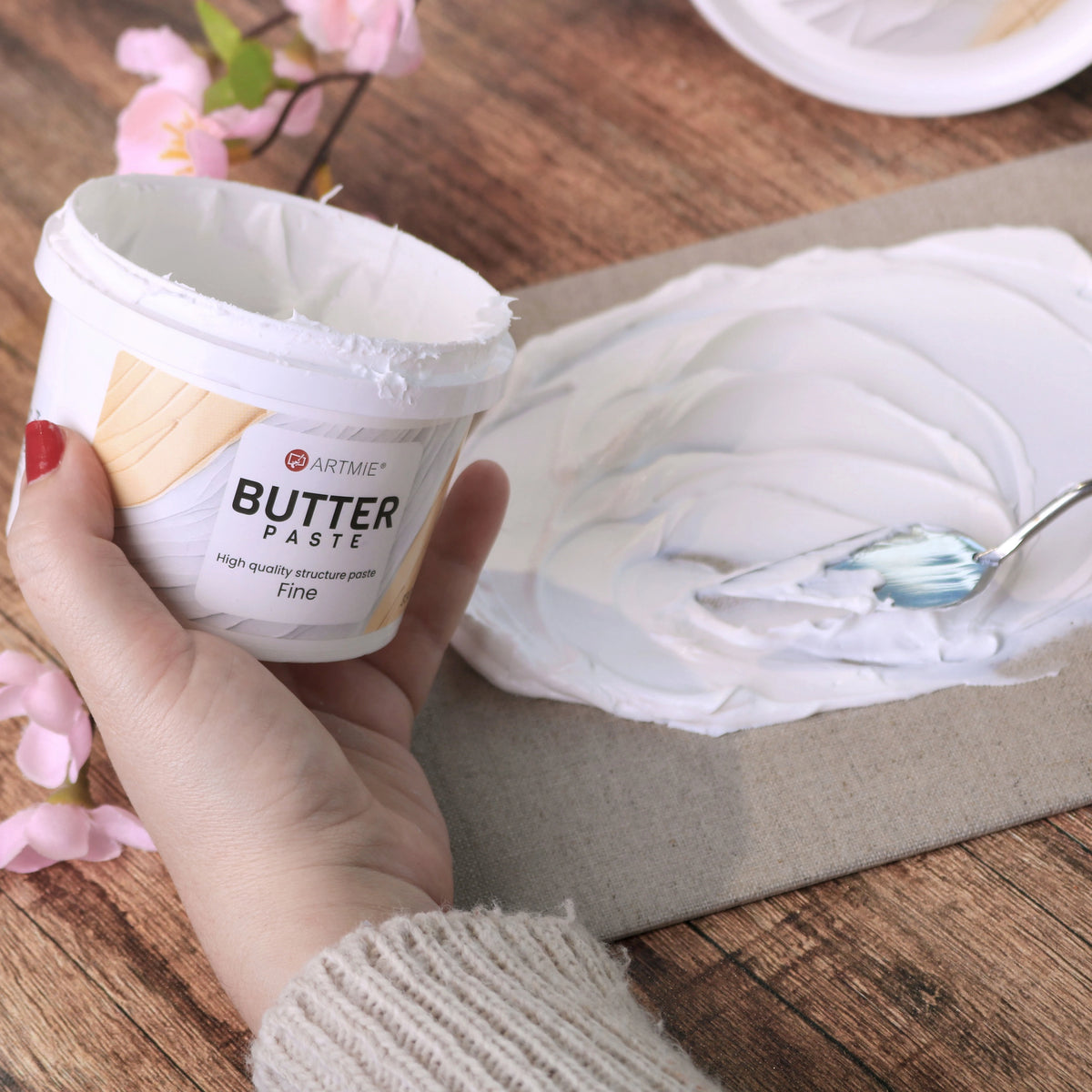 Отворена кофичка и слой паста ARTMIE Butter Fine, нанесена върху платно с шпакла