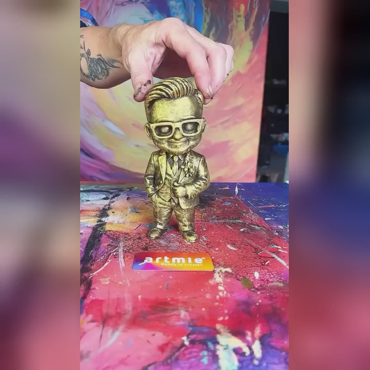 Chibi фигурка по снимка за оцветяване – истинско видео: бяла фигурка, отпечатана по снимка, и оцветяването ѝ в ателието на ARTMiE.